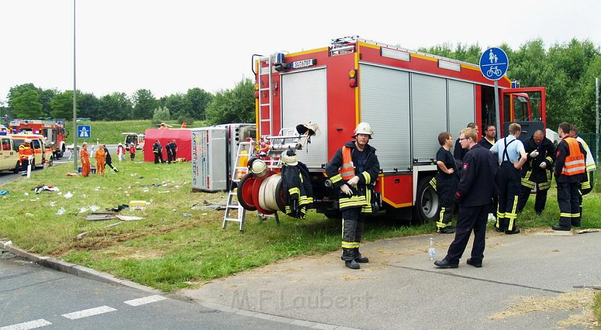 Schwerer Unfall mit Reisebus Lohmar Donrather Dreieck P347.JPG
